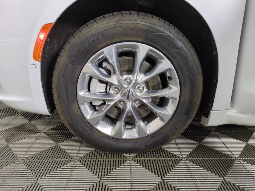Used 2022 Chrysler Pacifica Touring-L w/ Uconnect Theater Family Group AWD/4WD image 33