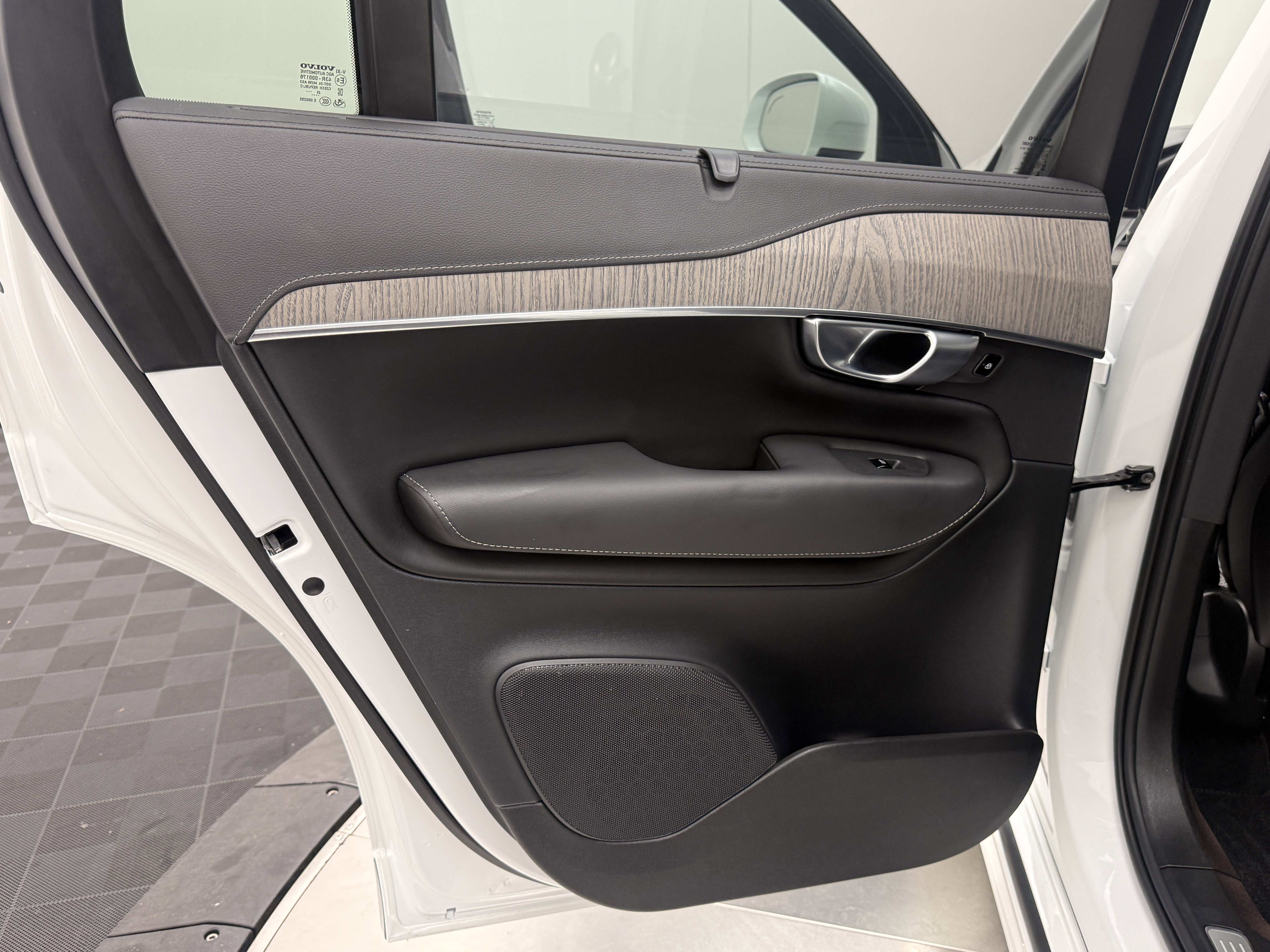 Certified 2024 Volvo XC90 B6 Ultimate w/ Protection Package Premier image 24