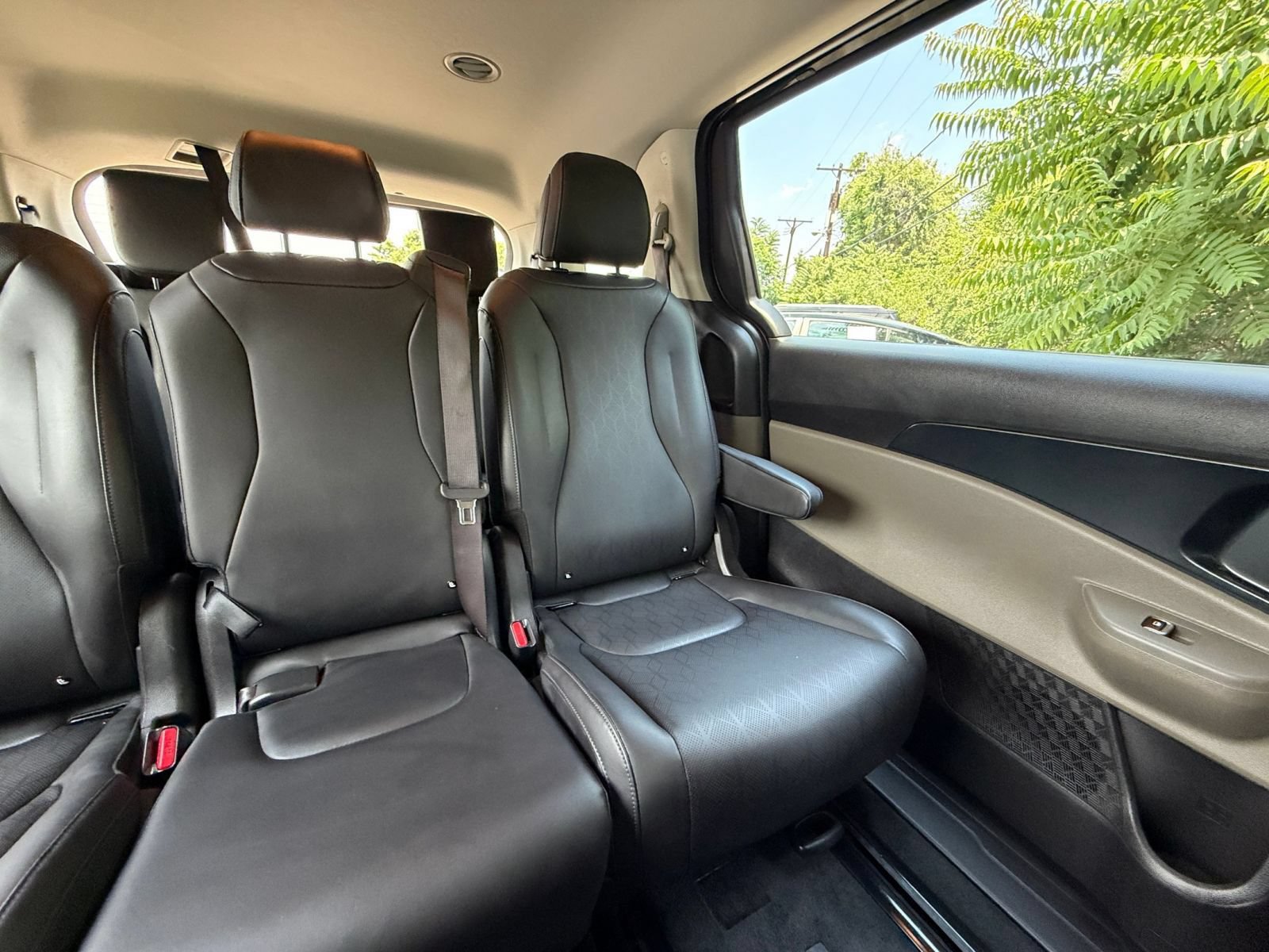 Used 2026 Kia Carnival FWD image 32