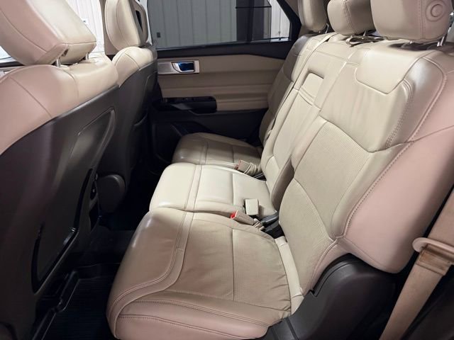 Used 2020 Ford Explorer Platinum w/ Premium Technology Package image 16