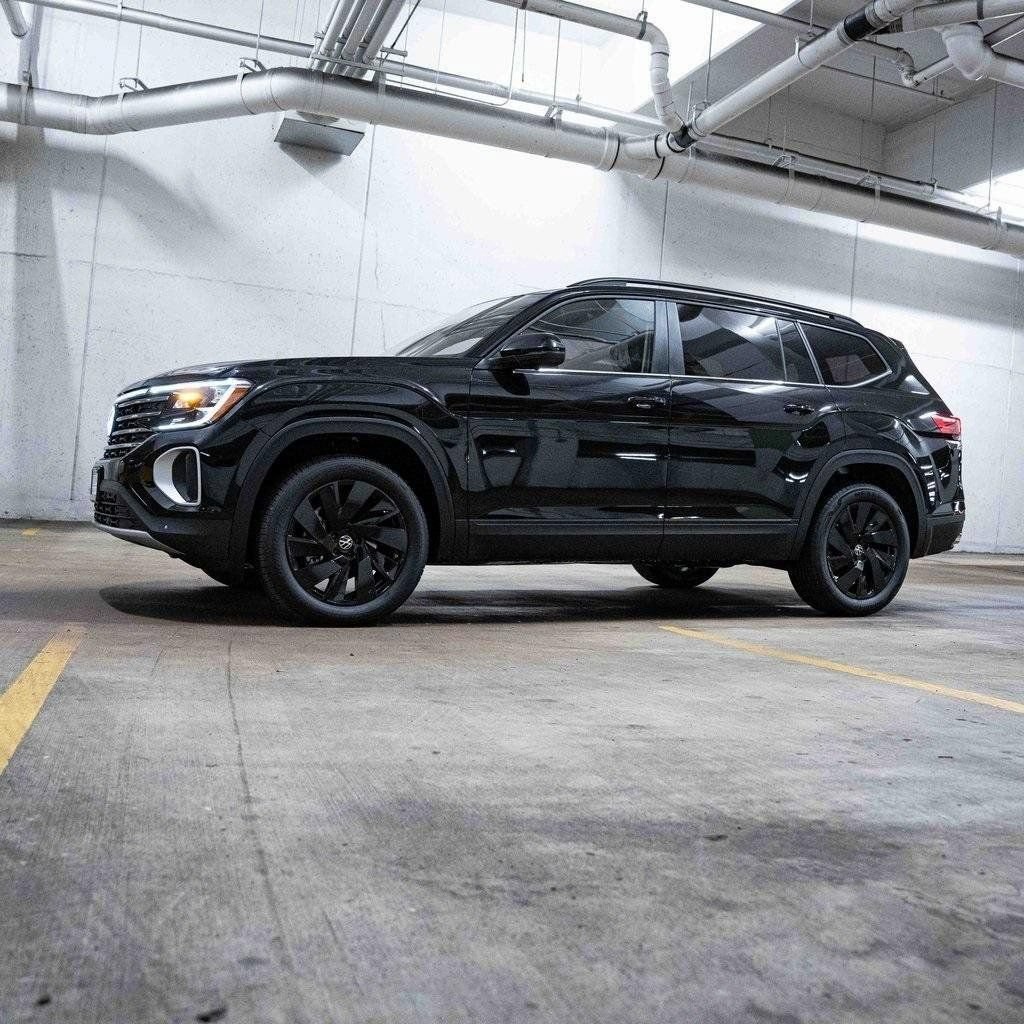 New 2026 Volkswagen Atlas SE w/ Black Wheel Package AWD/4WD image 3