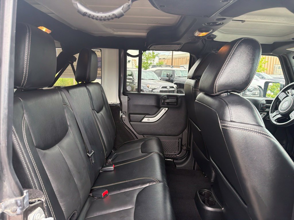 Used 2016 Jeep Wrangler Unlimited Sahara w/ Connectivity Group AWD/4WD image 13