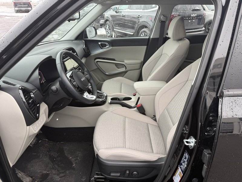 Certified 2025 Kia Soul EX image 5