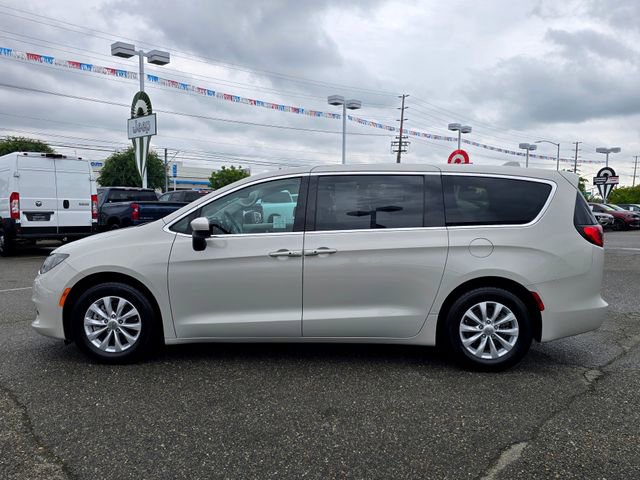 Used 2017 Chrysler Pacifica Touring w/ Tire & Wheel Group FWD image 8