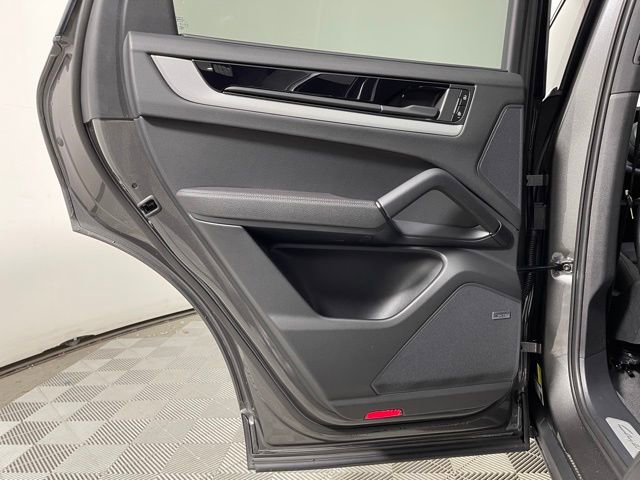 Used 2025 Porsche Cayenne image 31