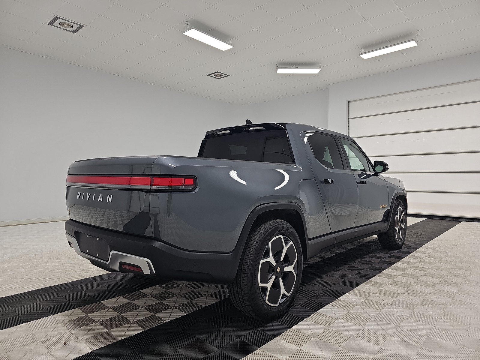 Used 2022 Rivian R1T Adventure AWD/4WD image 5