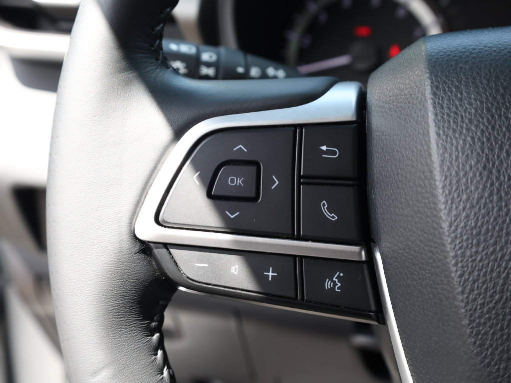 Used 2024 Toyota Highlander LE FWD image 33