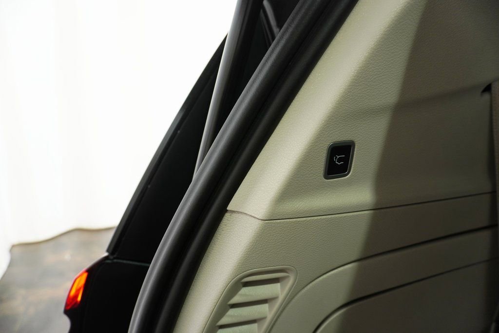 Used 2022 Chrysler Pacifica Touring-L w/ Uconnect Theater Family Group image 8