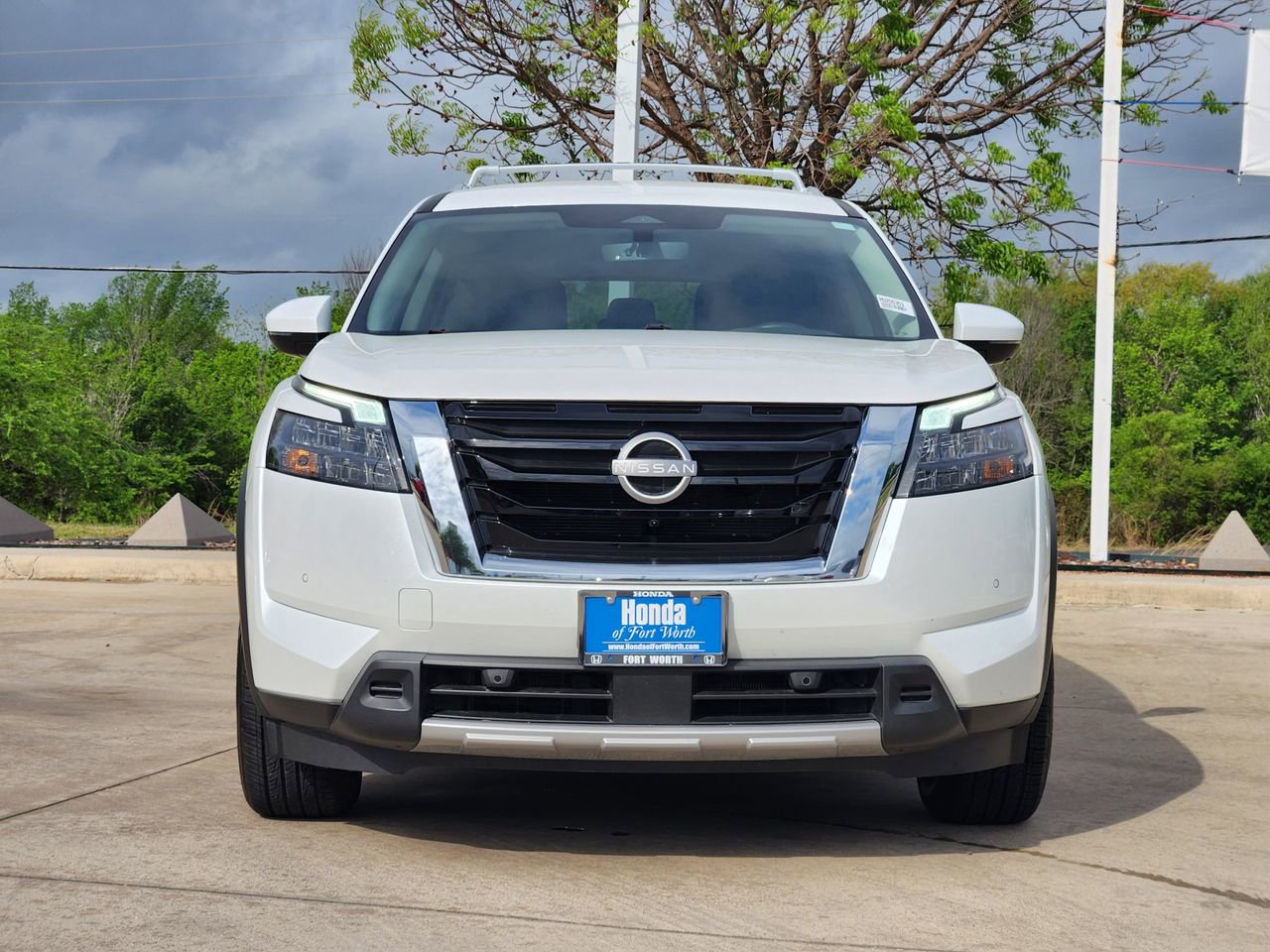 Used 2025 Nissan Pathfinder SL image 2