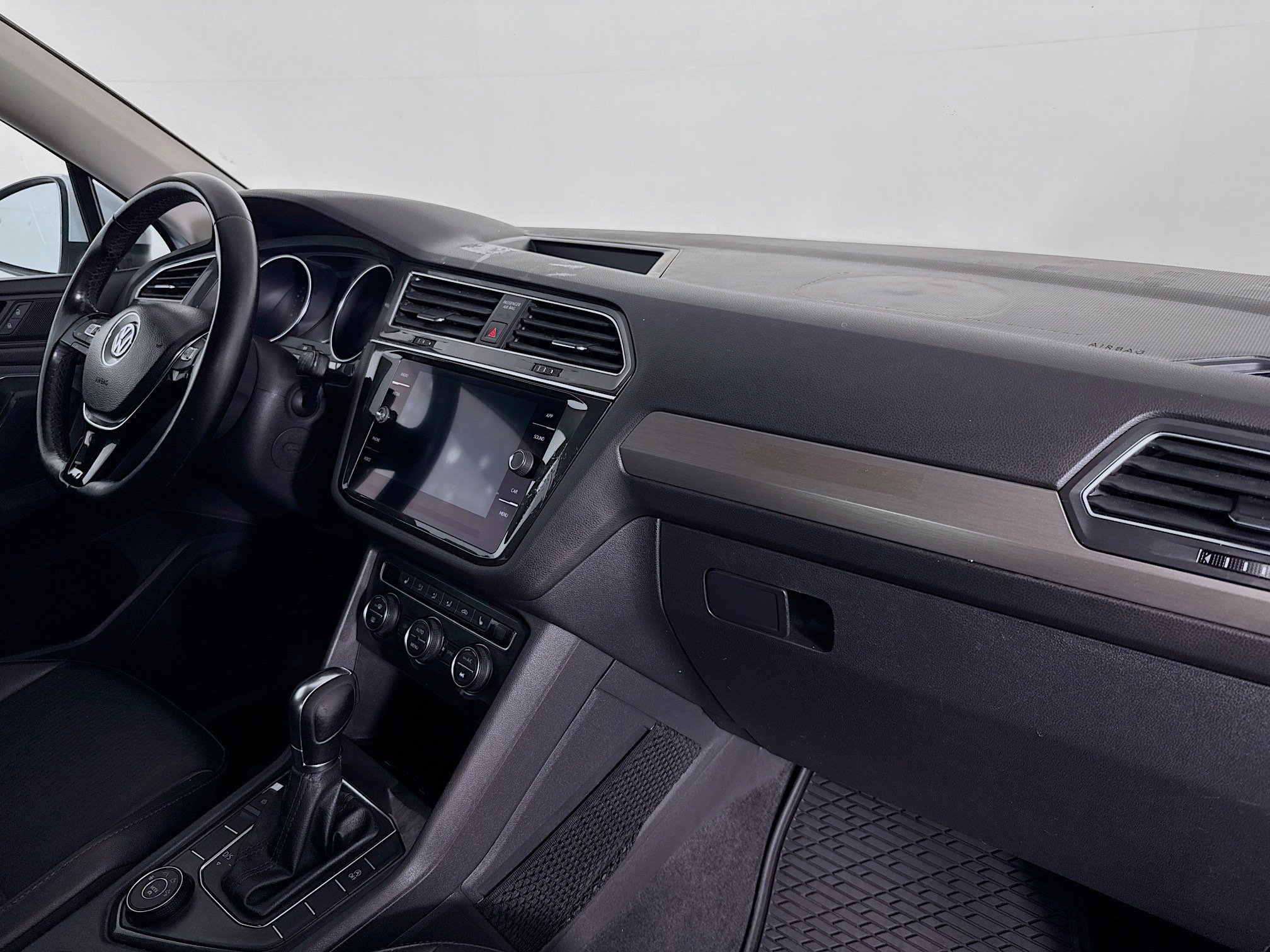 Used 2020 Volkswagen Tiguan SE FWD image 28