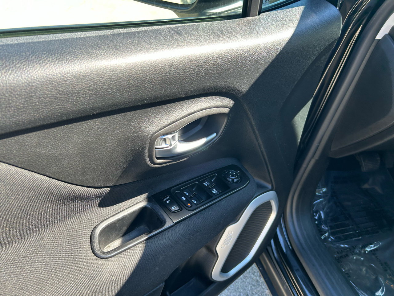 Used 2020 Jeep Renegade Latitude w/ Cold Weather Group image 9