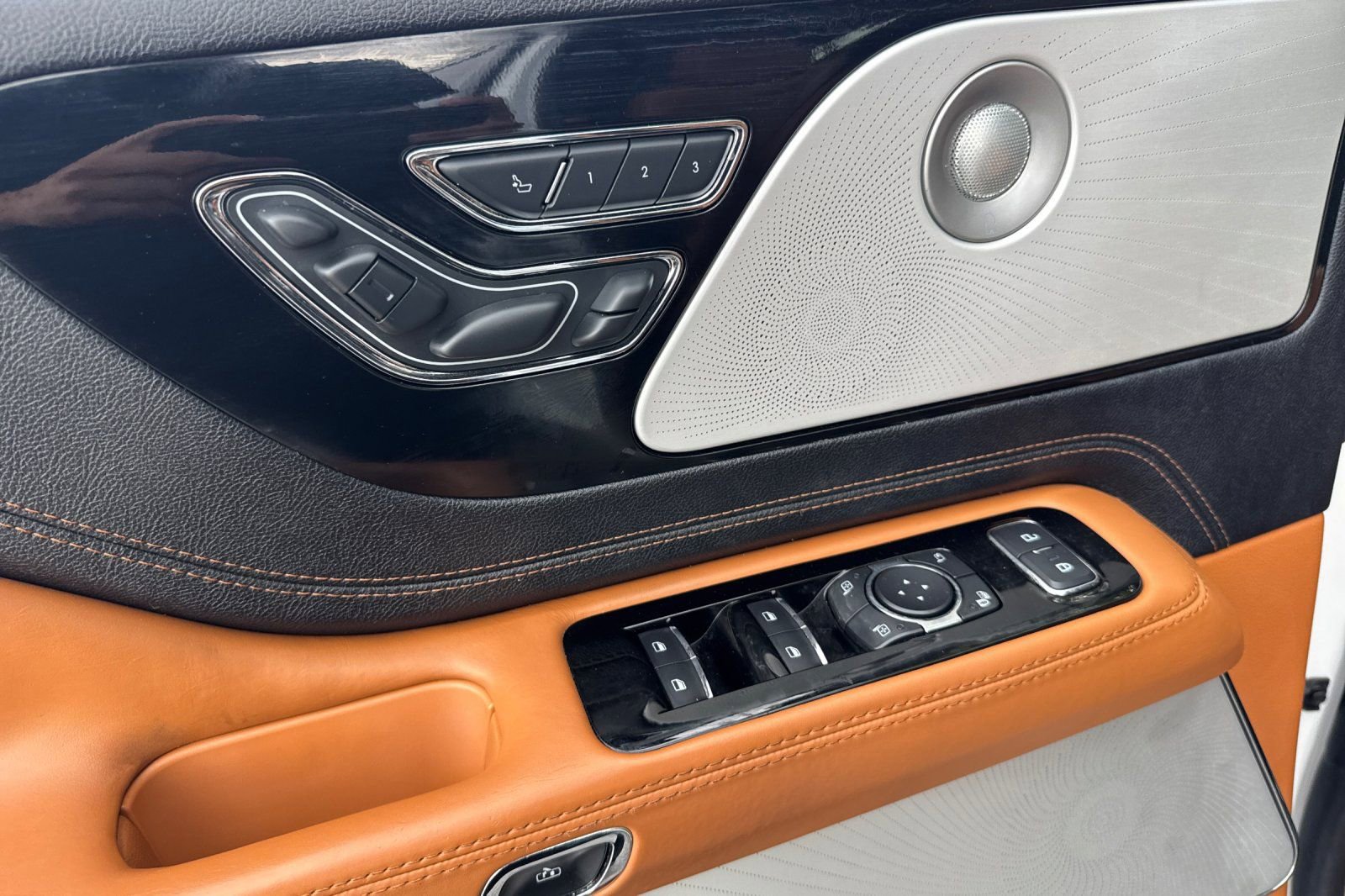 Certified 2022 Lincoln Aviator Black Label Grand Touring w/ Class IV Trailer Tow Package image 11