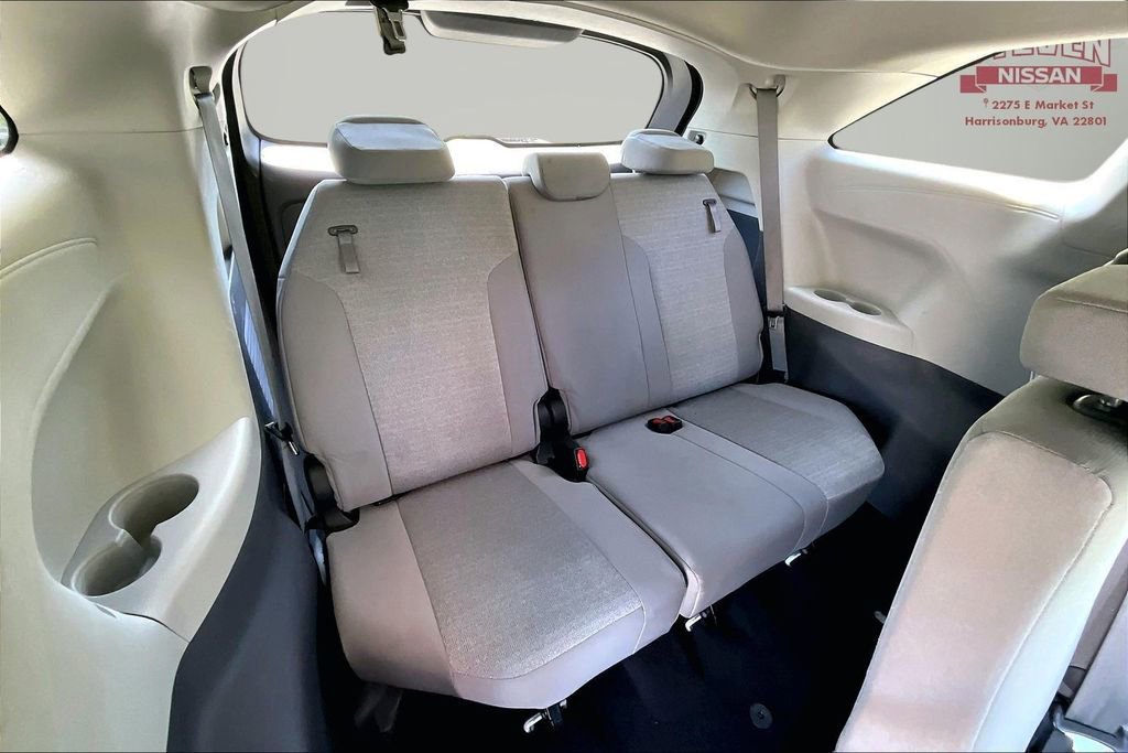 Used 2024 Toyota Sienna LE FWD image 25