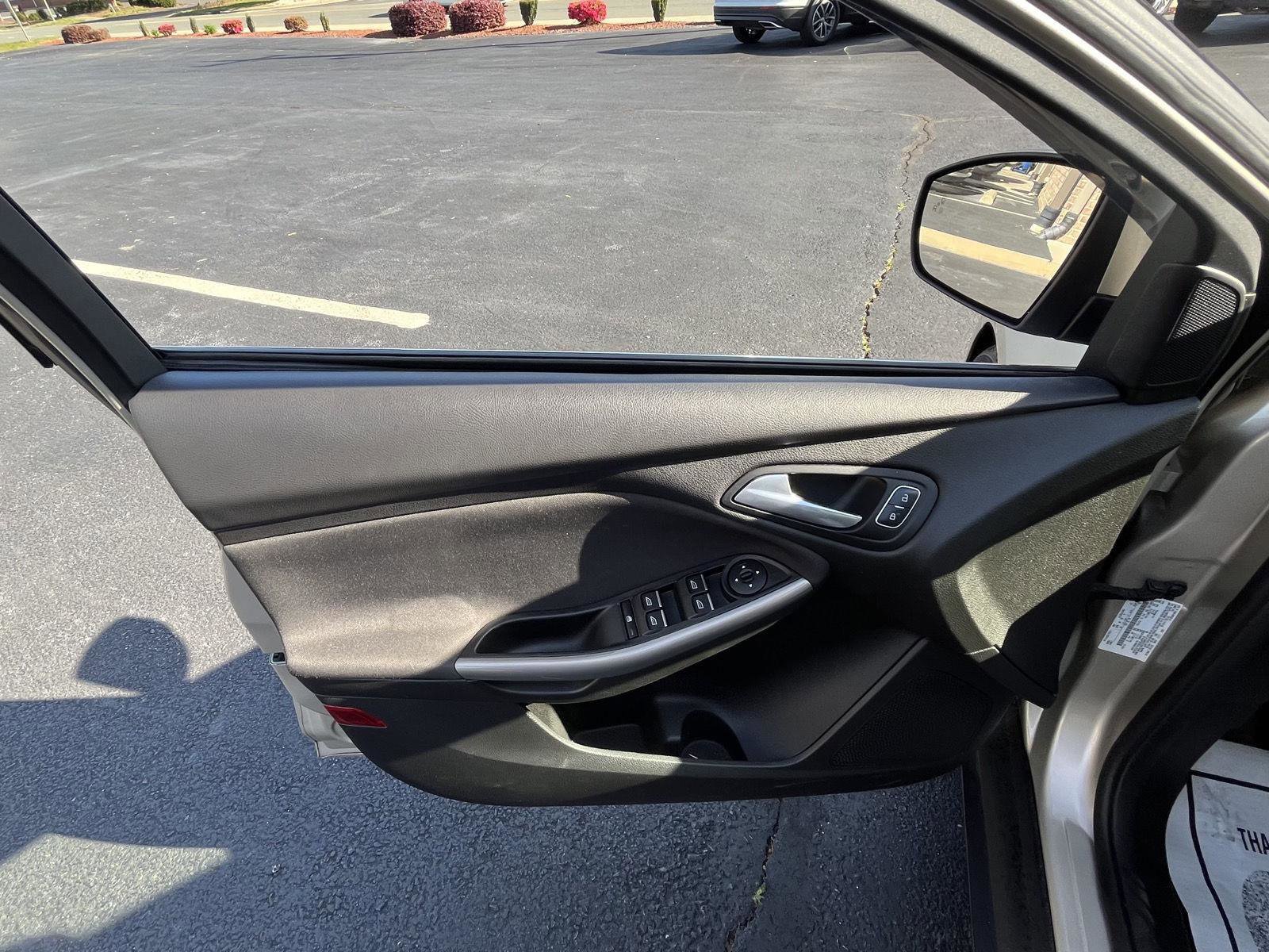 Used 2018 Ford Focus Titanium w/ Titanium Technology Package image 7