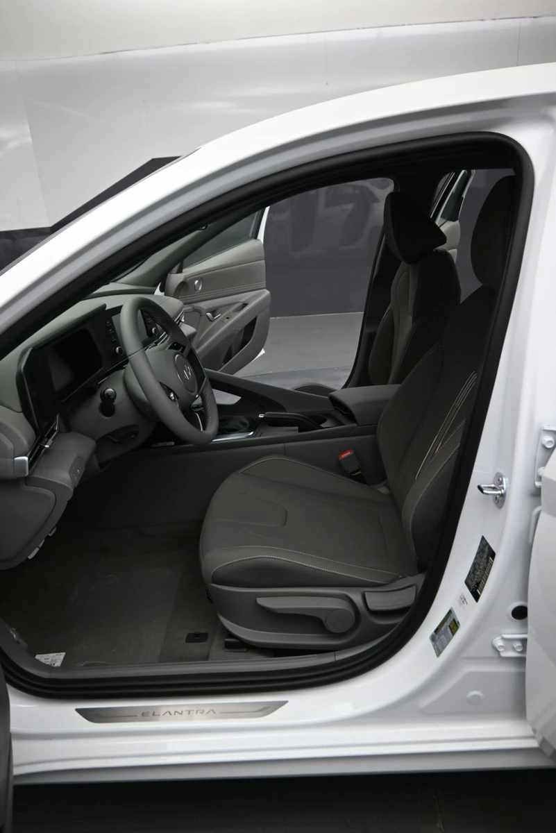 New 2026 Hyundai Elantra Sport FWD image 17