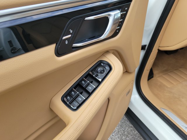 Certified 2016 Porsche Macan S AWD/4WD image 26