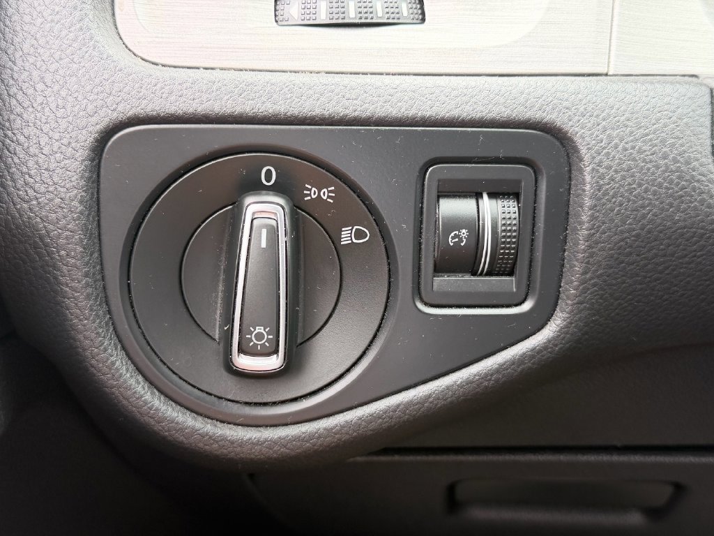 Used 2016 Volkswagen Golf S FWD image 28
