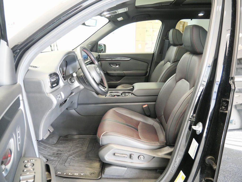 Used 2025 Honda Pilot Black Edition image 11