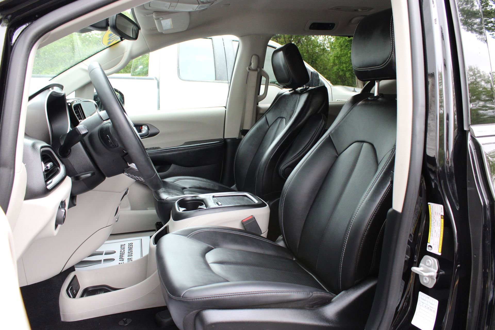 Used 2024 Chrysler Pacifica Touring-L FWD image 16