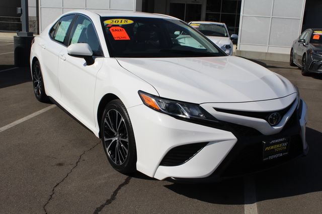 Used 2018 Toyota Camry SE FWD image 2