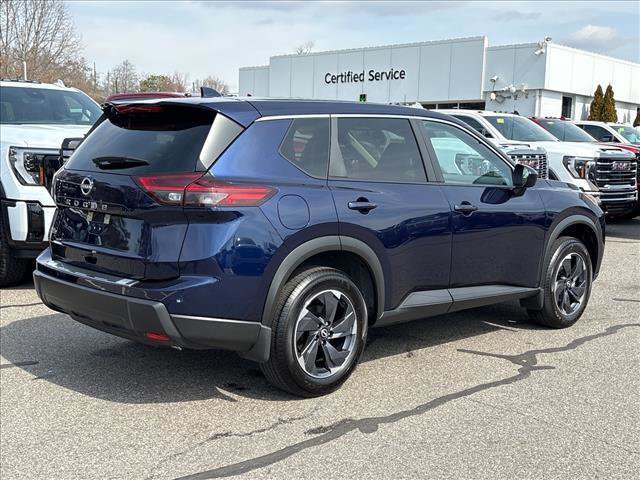 Used 2025 Nissan Rogue SV image 2