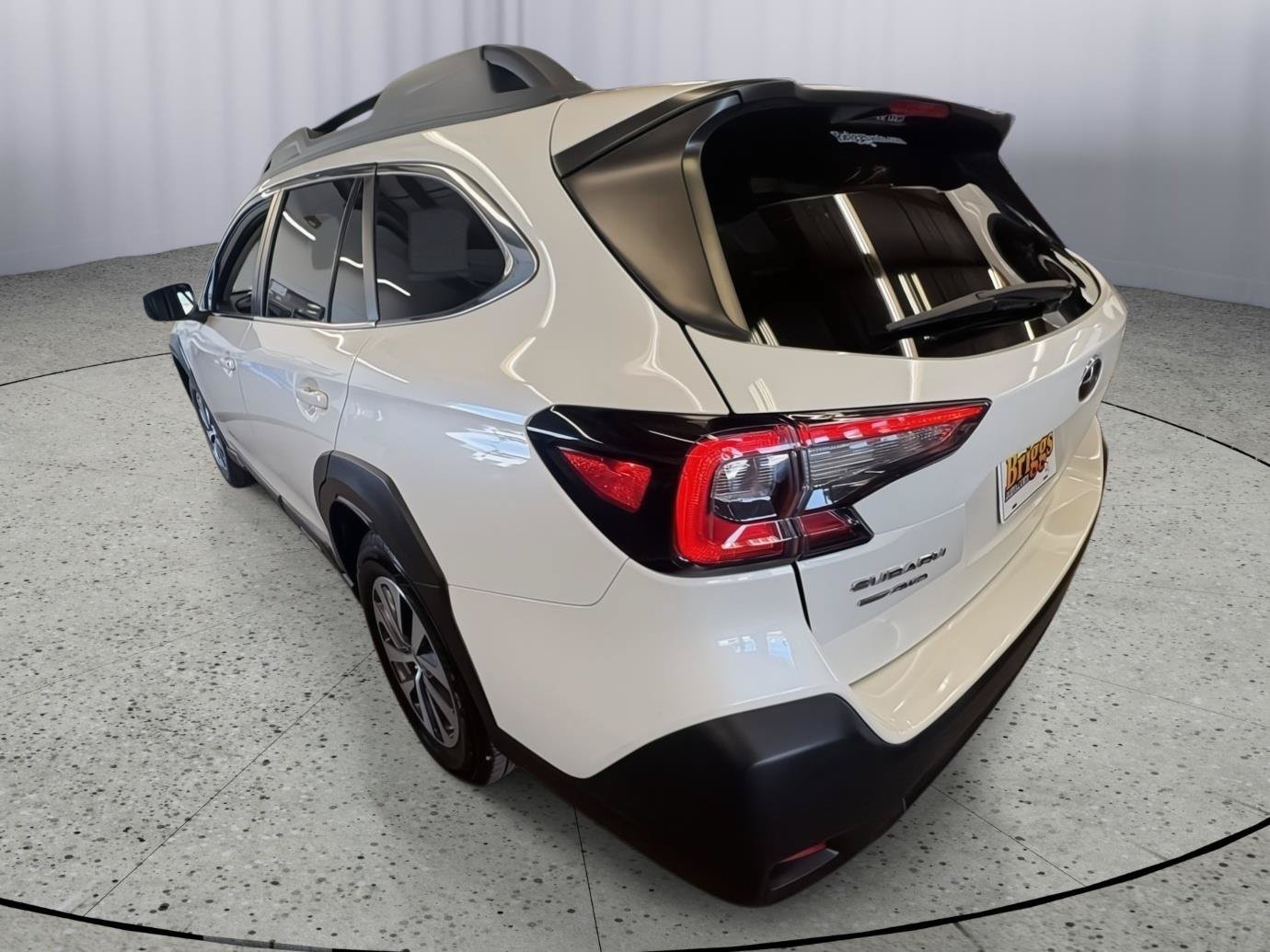 Used 2024 Subaru Outback Premium AWD/4WD image 3