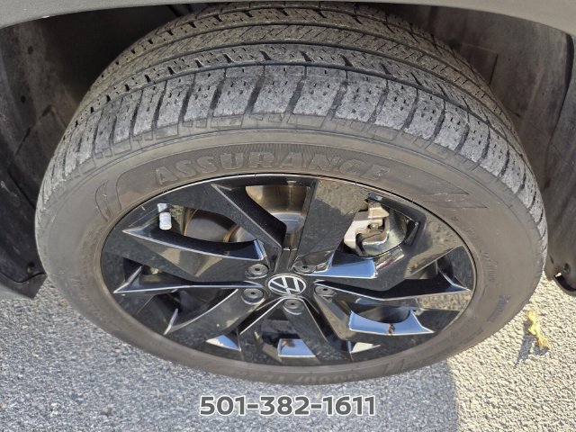 Used 2023 Volkswagen Taos SE w/ Panoramic Sunroof Package FWD image 8