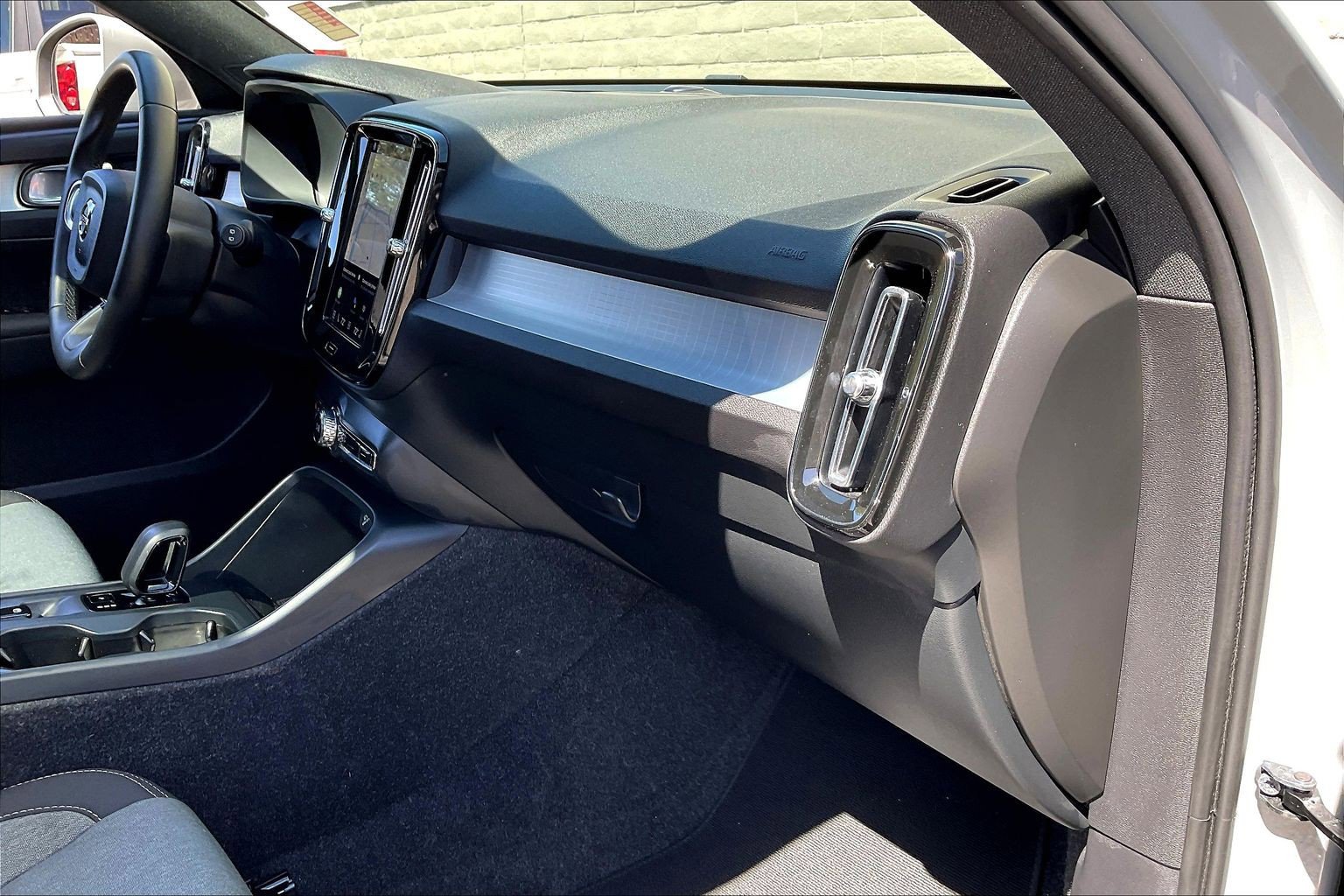 Used 2025 Volvo XC40 B5 Core AWD/4WD image 16