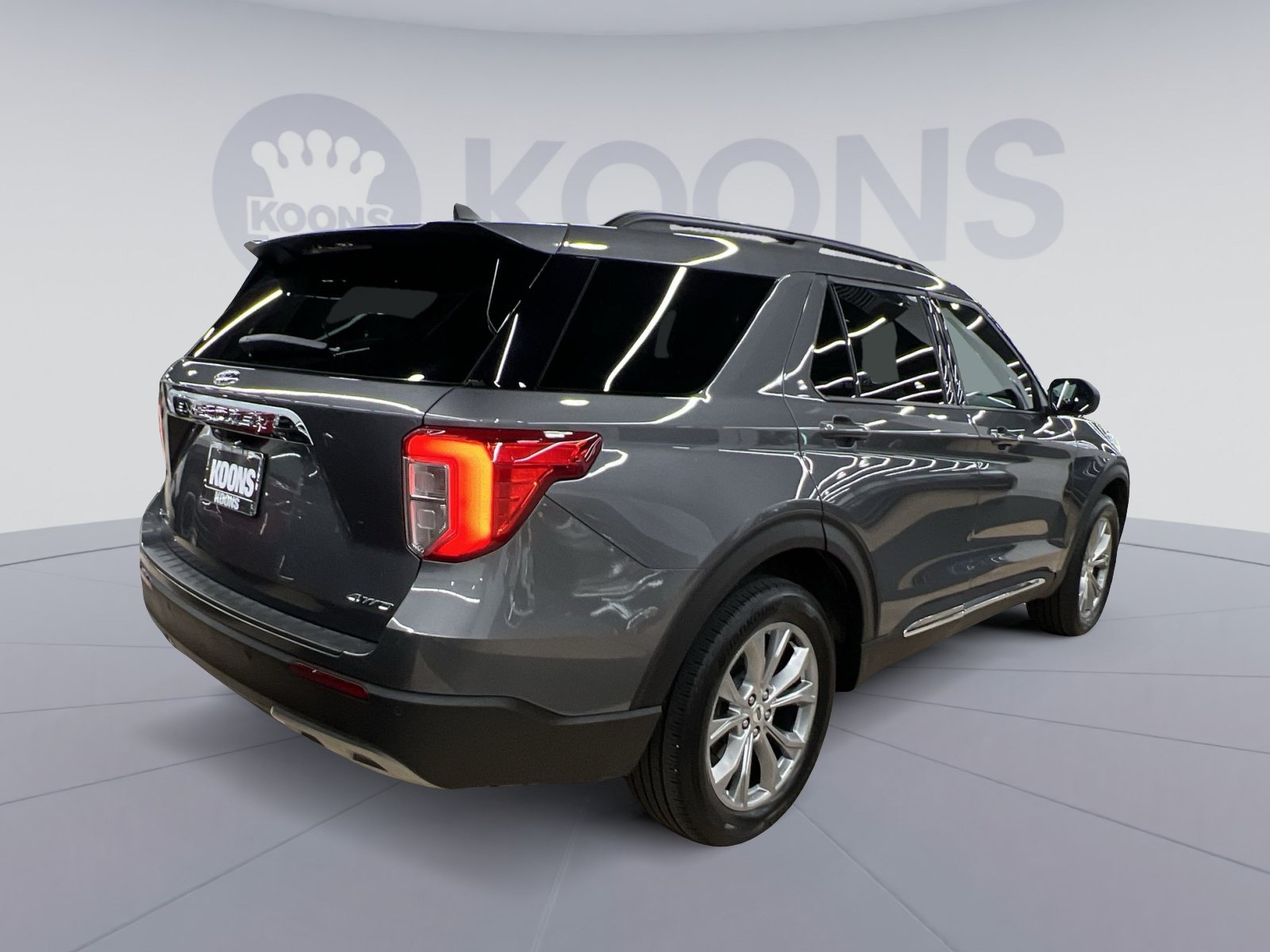 Used 2022 Ford Explorer XLT w/ Equipment Group 202A AWD/4WD image 4
