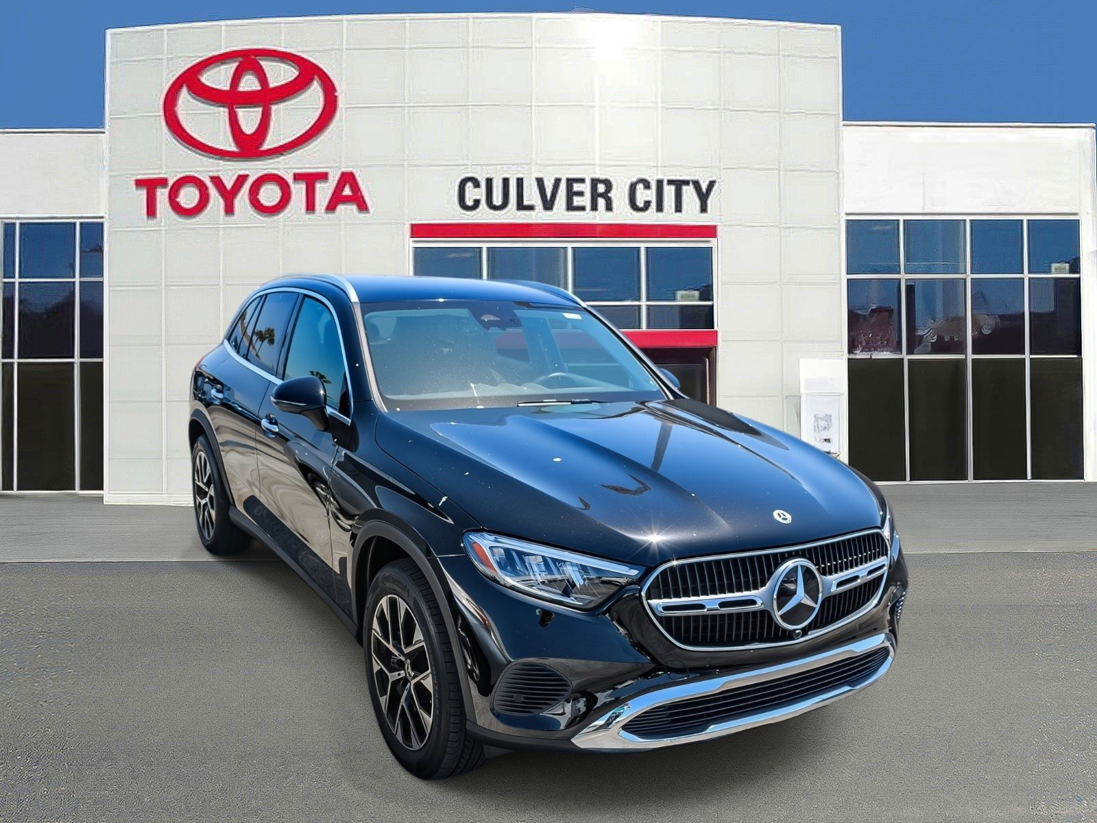 Used 2025 Mercedes-Benz GLC 350e 4MATIC image 1