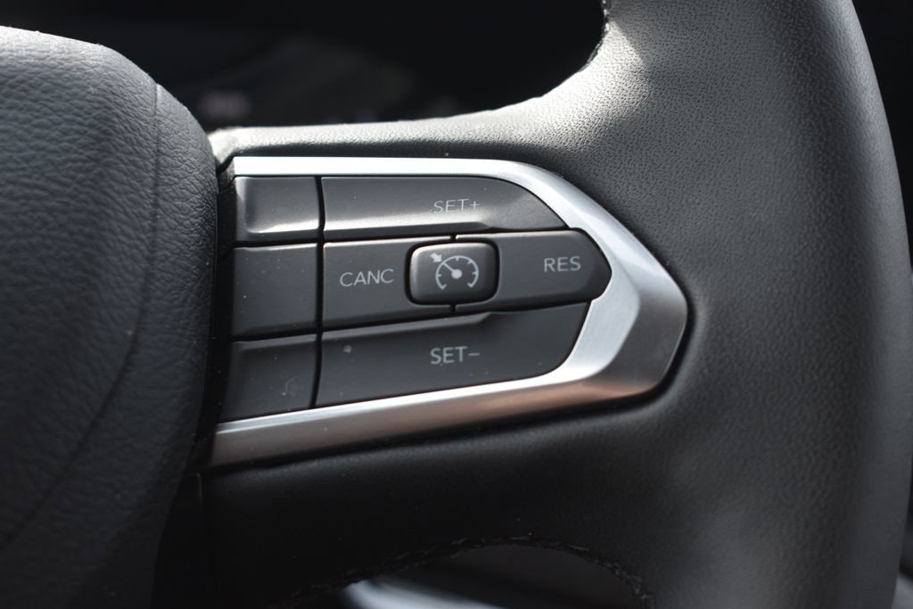 Used 2025 Jeep Compass Latitude image 14