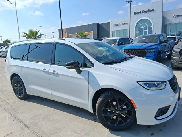 New 2026 Chrysler Pacifica Select w/ S Appearance Package image 1