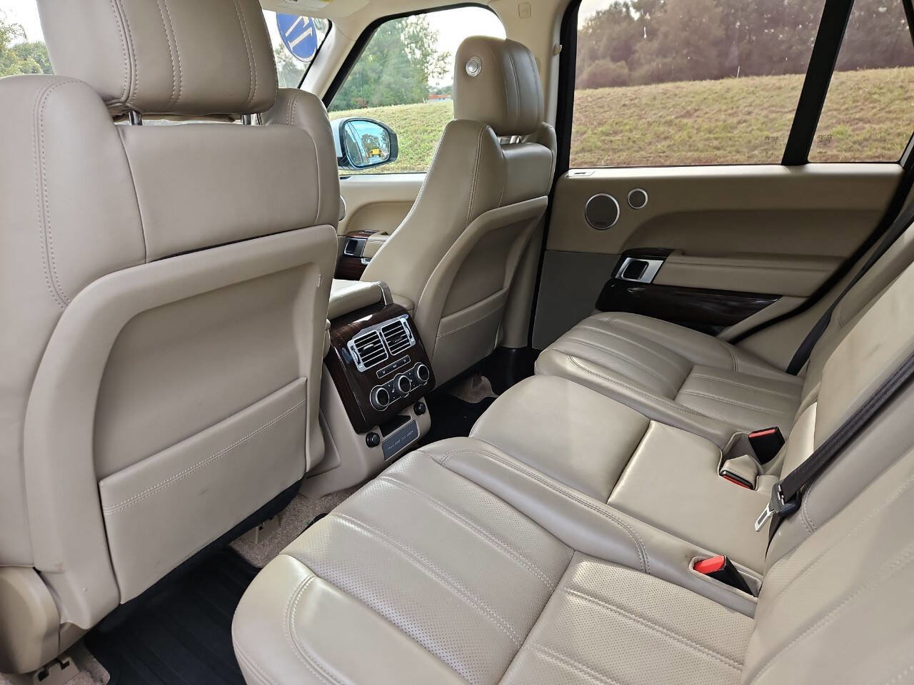 Used 2017 Land Rover Range Rover HSE image 13