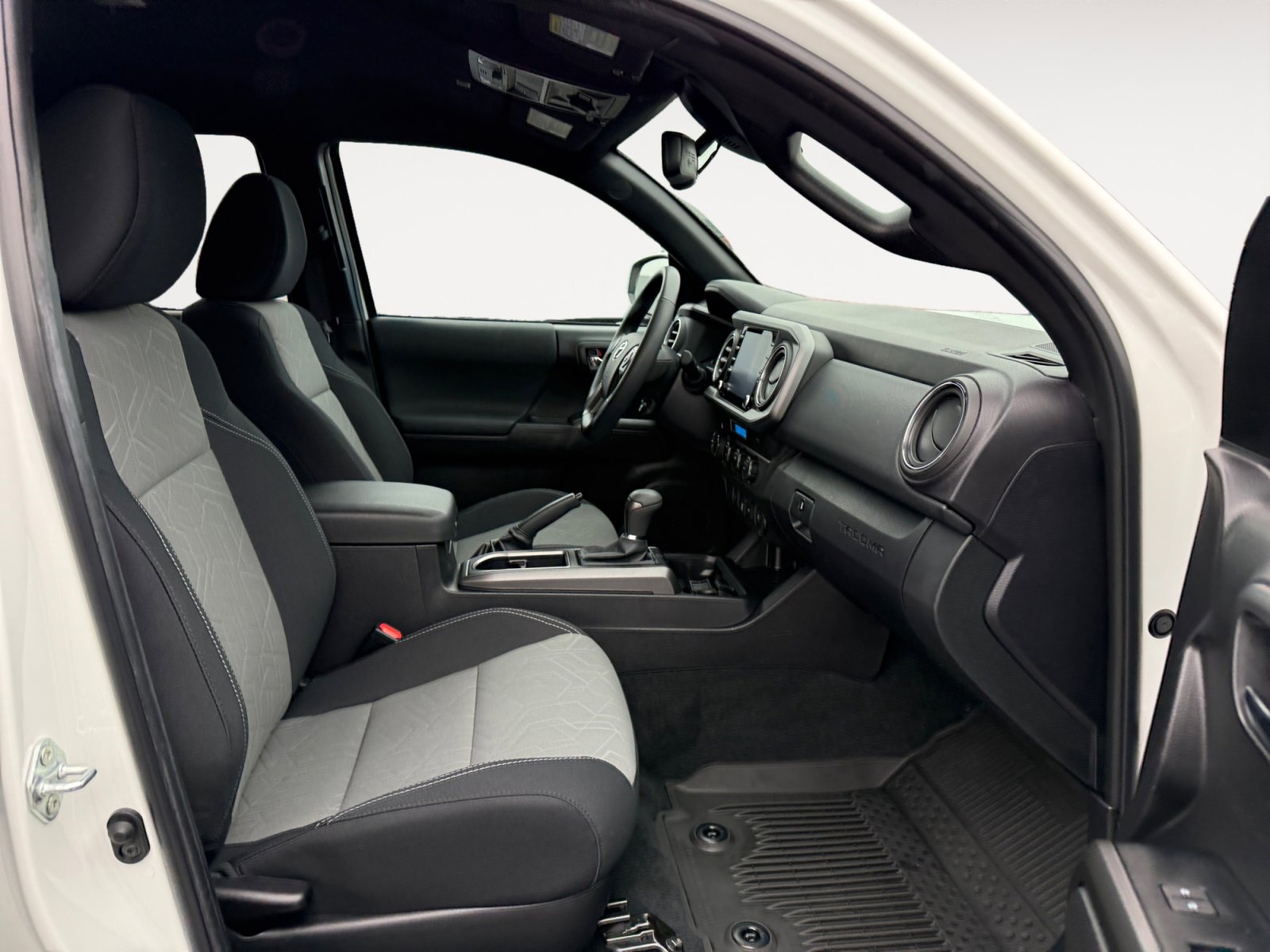 Used 2022 Toyota Tacoma TRD Off-Road image 19