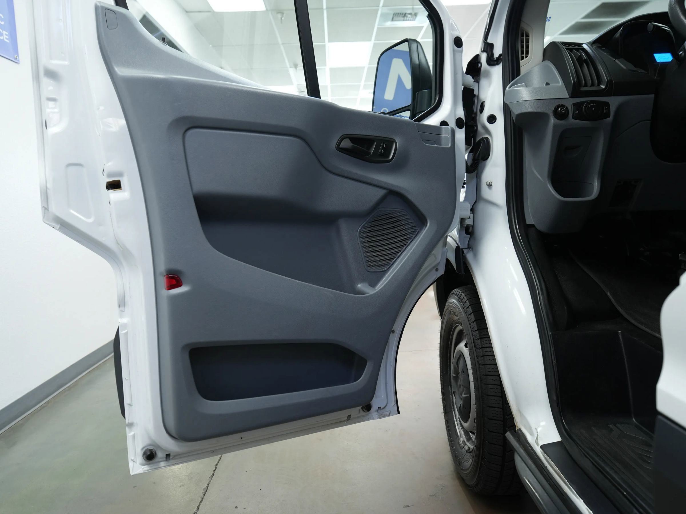 Used 2018 Ford Transit 350 XL image 10