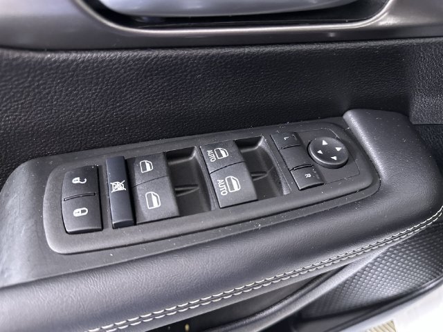 Used 2025 Chrysler Voyager LX FWD image 24