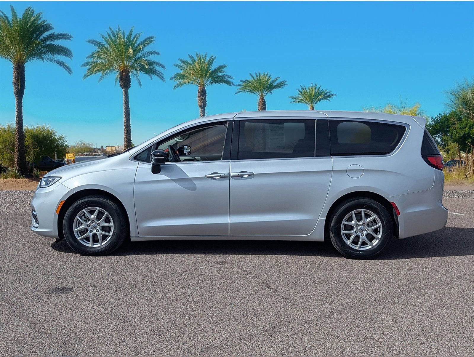 Used 2024 Chrysler Pacifica Touring-L image 3