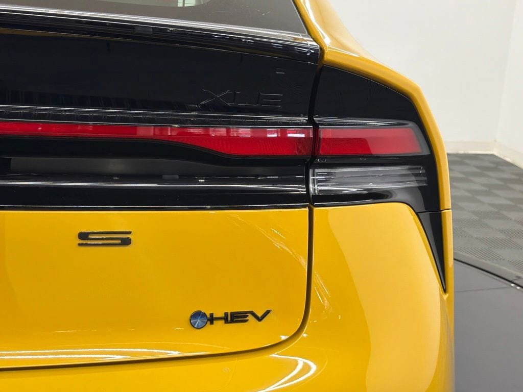 New 2027 Toyota Prius FWD image 13