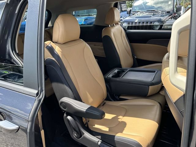 Used 2024 Kia Carnival LX FWD image 20