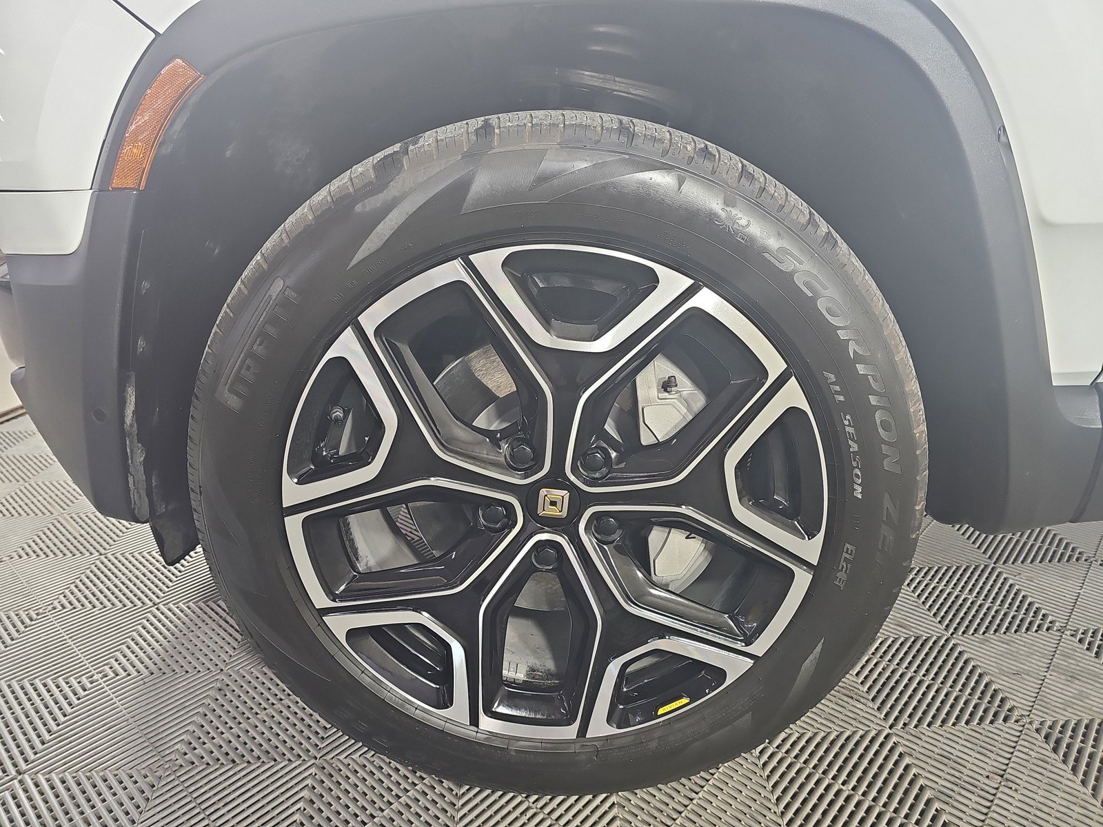 Used 2024 Rivian R1S Adventure image 9