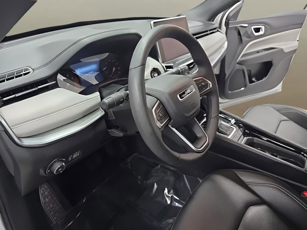 Used 2025 Jeep Compass Limited image 12