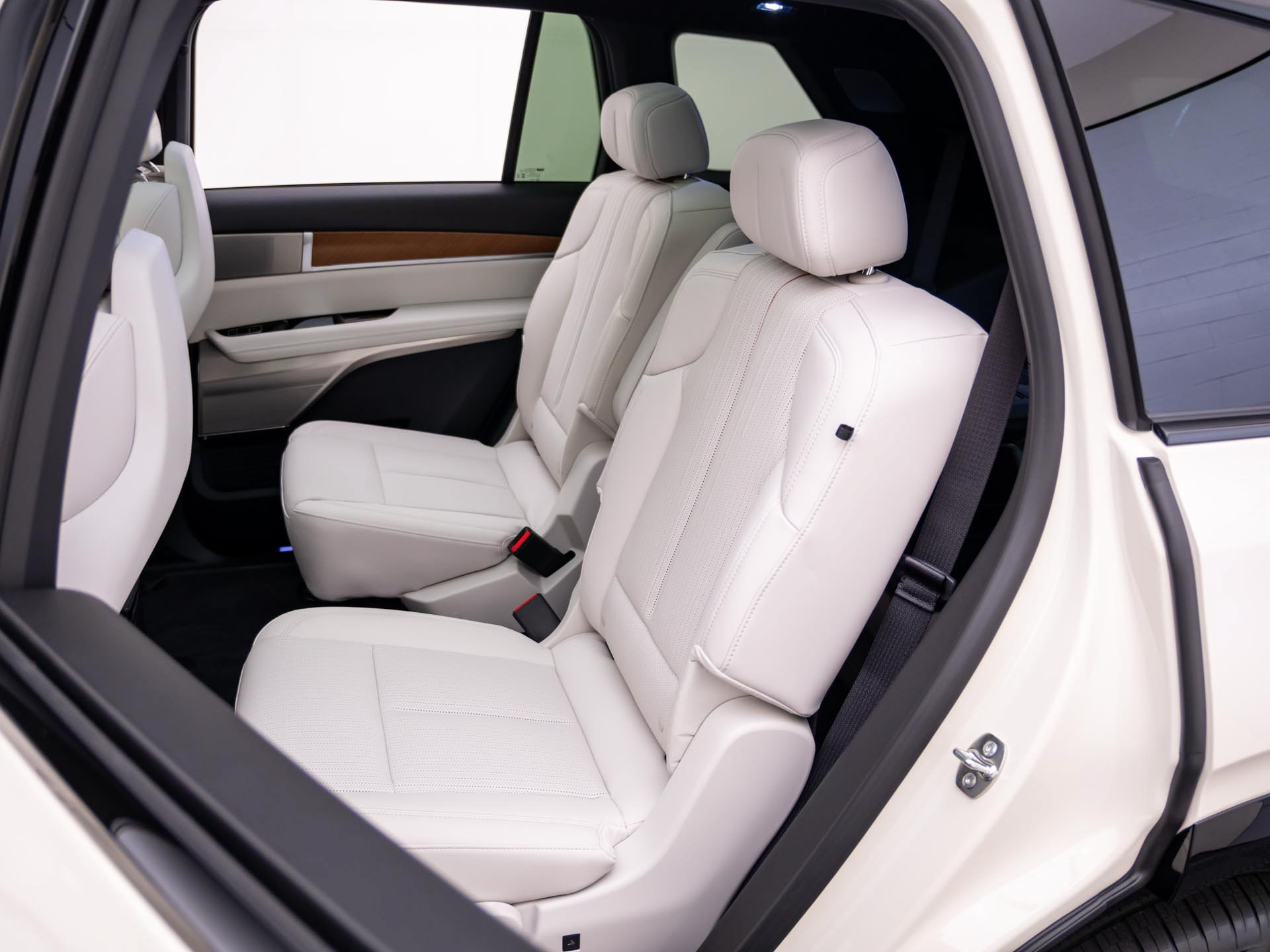 New 2027 Cadillac Vistiq Sport w/ LPO, Floor Liner Package AWD/4WD image 16