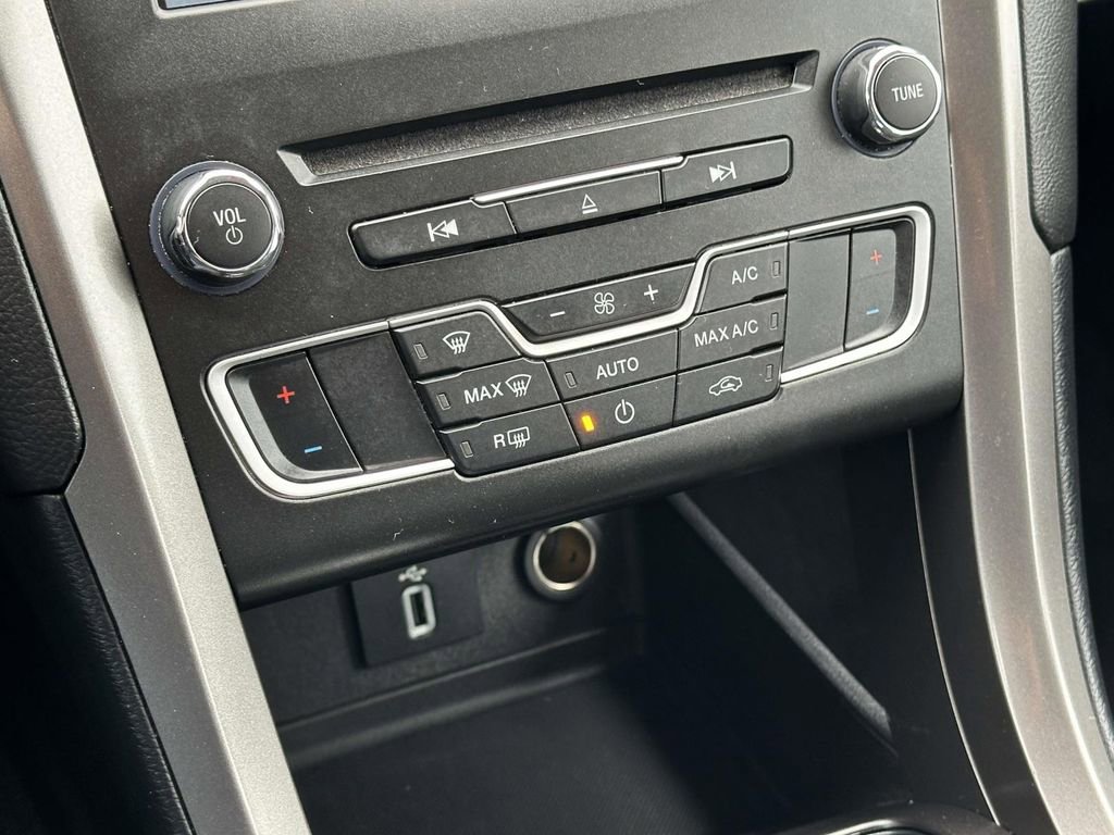 Used 2018 Ford Fusion SE image 28