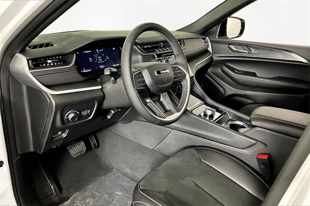New 2025 Jeep Grand Cherokee Altitude image 8