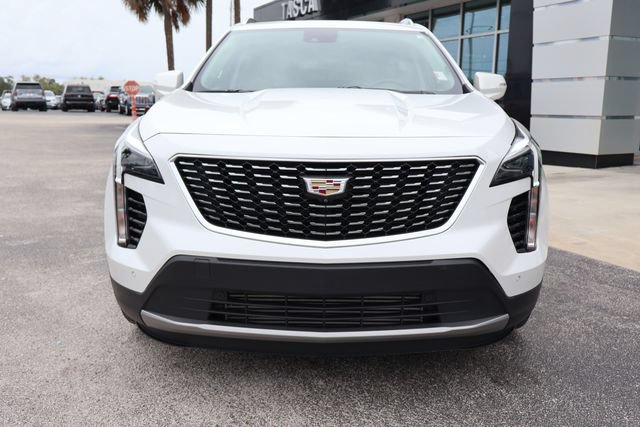 Used 2022 Cadillac XT4 Premium Luxury w/ Enhanced Visibility Package FWD image 3