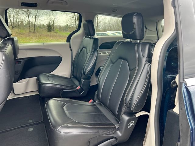 Used 2024 Chrysler Pacifica Touring-L FWD image 4