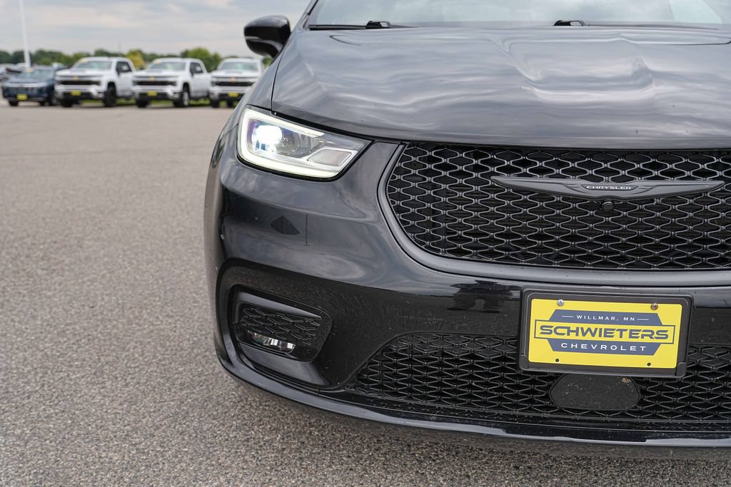 Used 2025 Chrysler Pacifica Limited FWD image 3