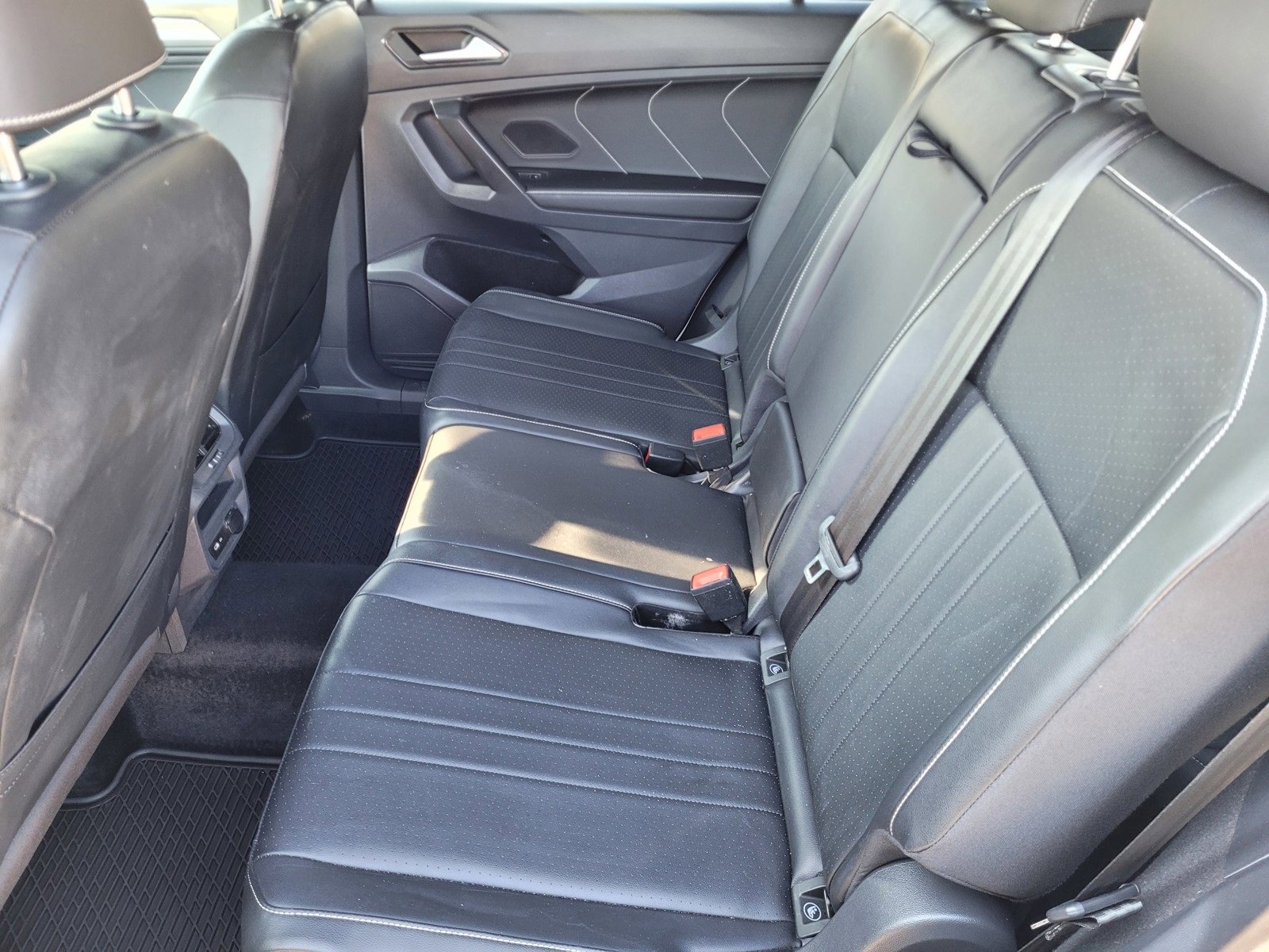 Used 2022 Volkswagen Tiguan SE R-Line image 18