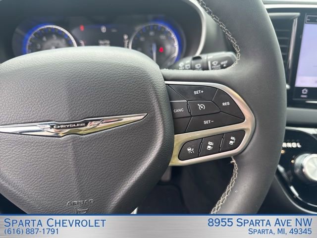 Used 2025 Chrysler Pacifica Select image 15