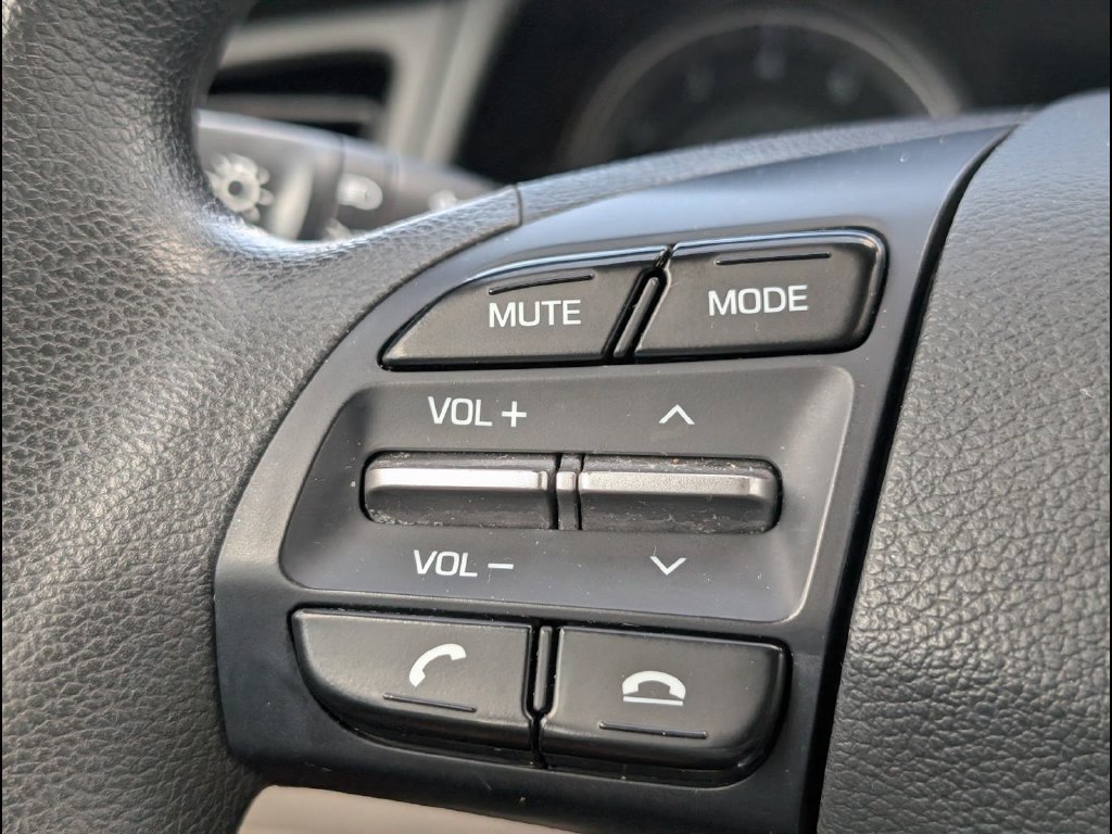 Used 2020 Hyundai Elantra SE FWD image 15